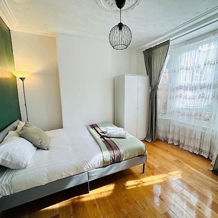 Elegant House In Stratford Apartment London Bagian luar foto