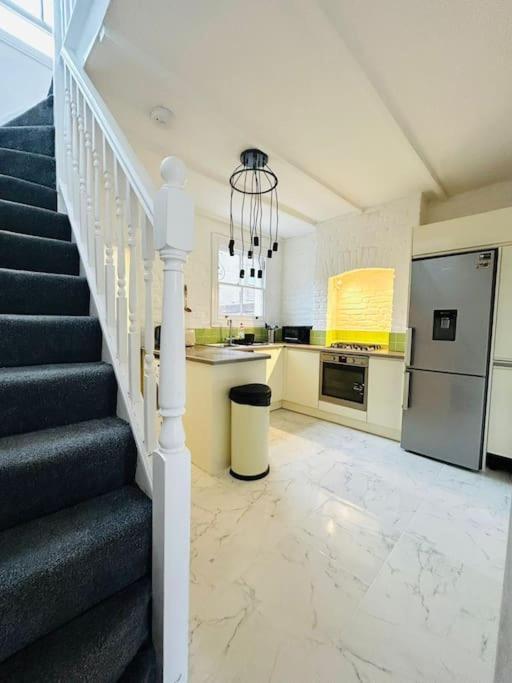 Elegant House In Stratford Apartment London Bagian luar foto