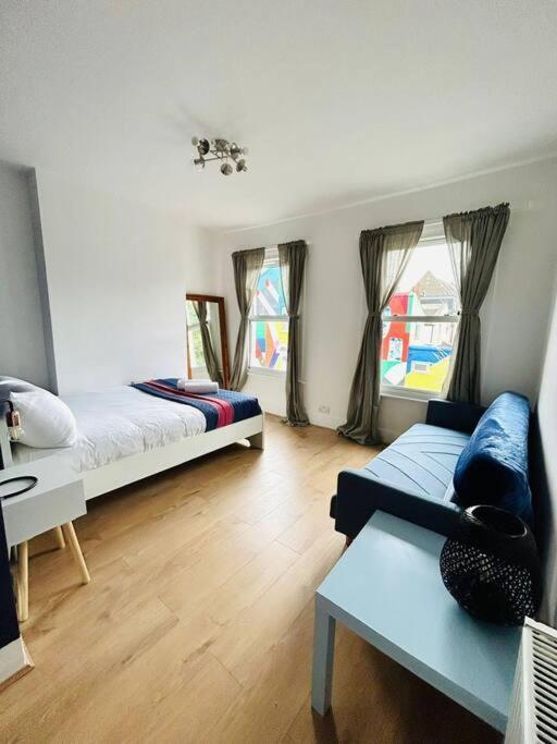 Elegant House In Stratford Apartment London Bagian luar foto