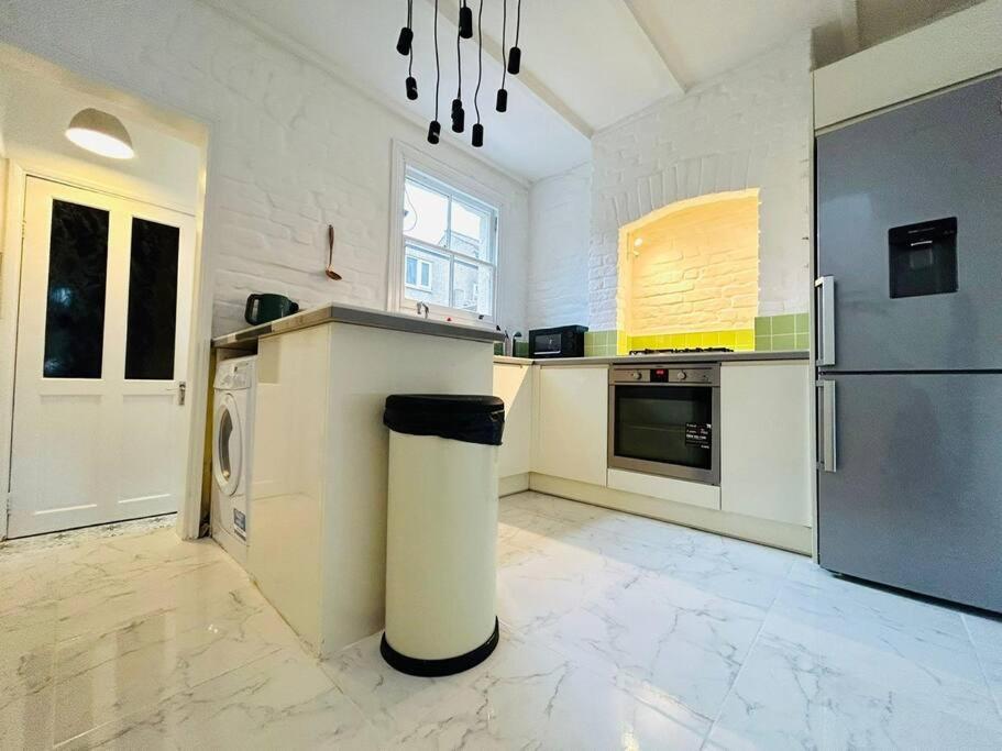 Elegant House In Stratford Apartment London Bagian luar foto