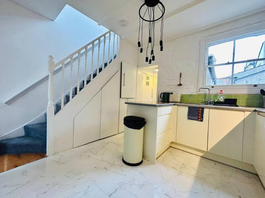 Elegant House In Stratford Apartment London Bagian luar foto
