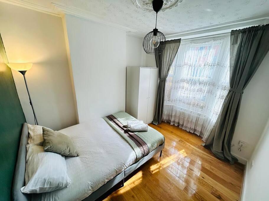 Elegant House In Stratford Apartment London Bagian luar foto