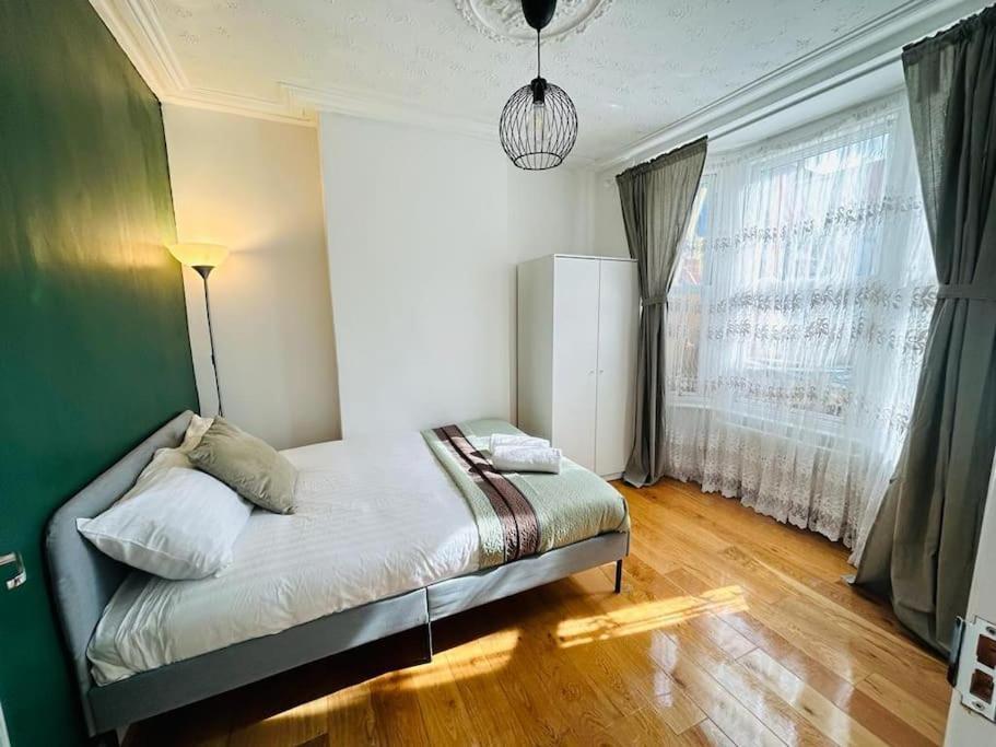 Elegant House In Stratford Apartment London Bagian luar foto