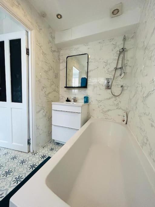 Elegant House In Stratford Apartment London Bagian luar foto