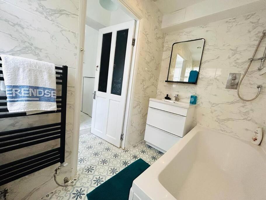 Elegant House In Stratford Apartment London Bagian luar foto