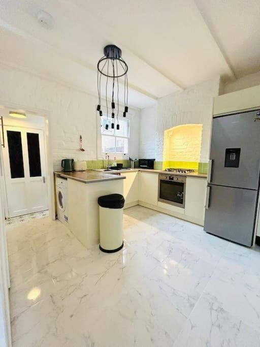 Elegant House In Stratford Apartment London Bagian luar foto