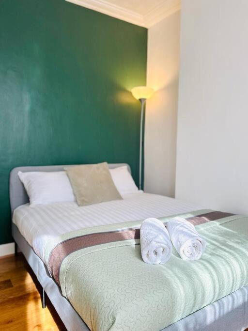 Elegant House In Stratford Apartment London Bagian luar foto